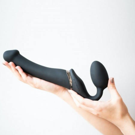 Безремневой страпон с вибрацией Strap-On-Me Vibrating Black M, диаметр 3,3см, пульт ДУ, регулируемый || 